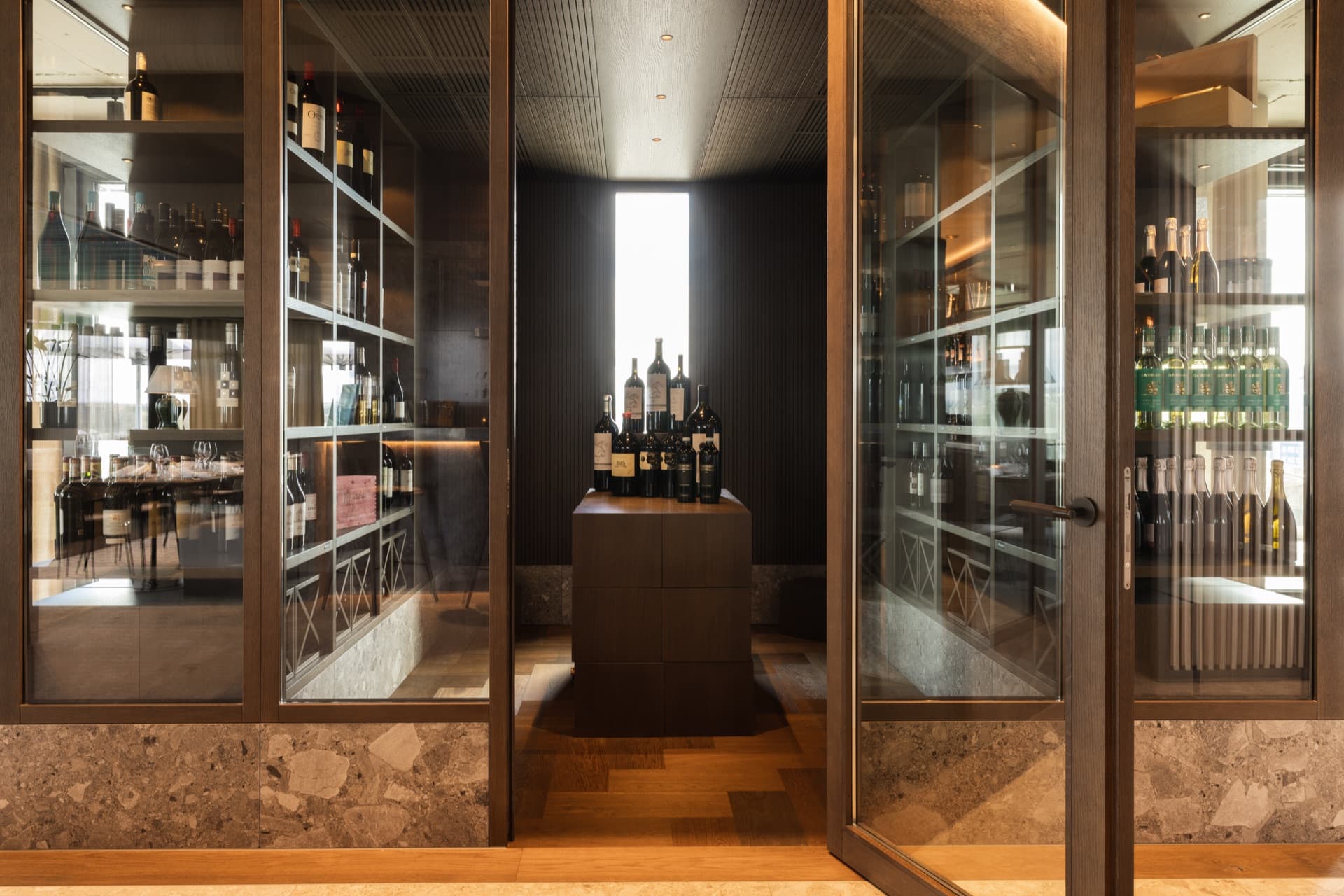 Wine Room — Atmosphäre bei Abendlicht