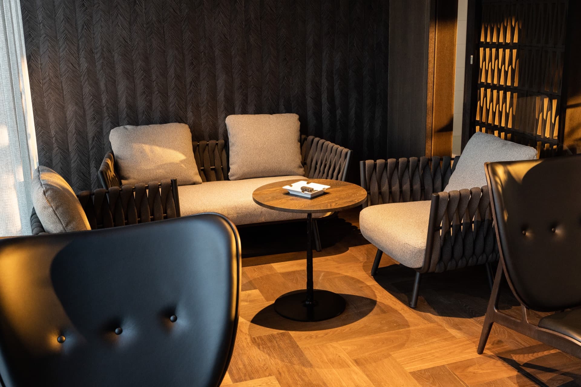 Zigarren Lounge — Detail mit Zigarrenschrank